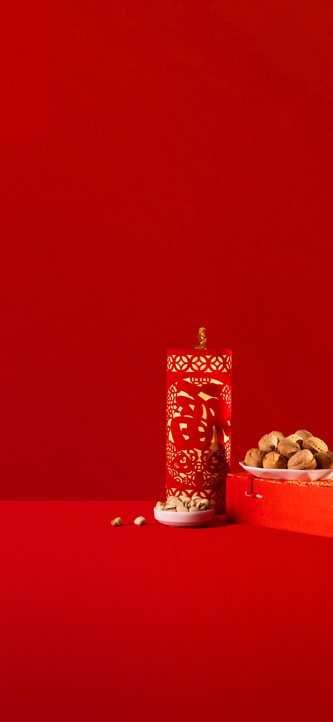 春节红色灯笼与坚果摆设图片素材