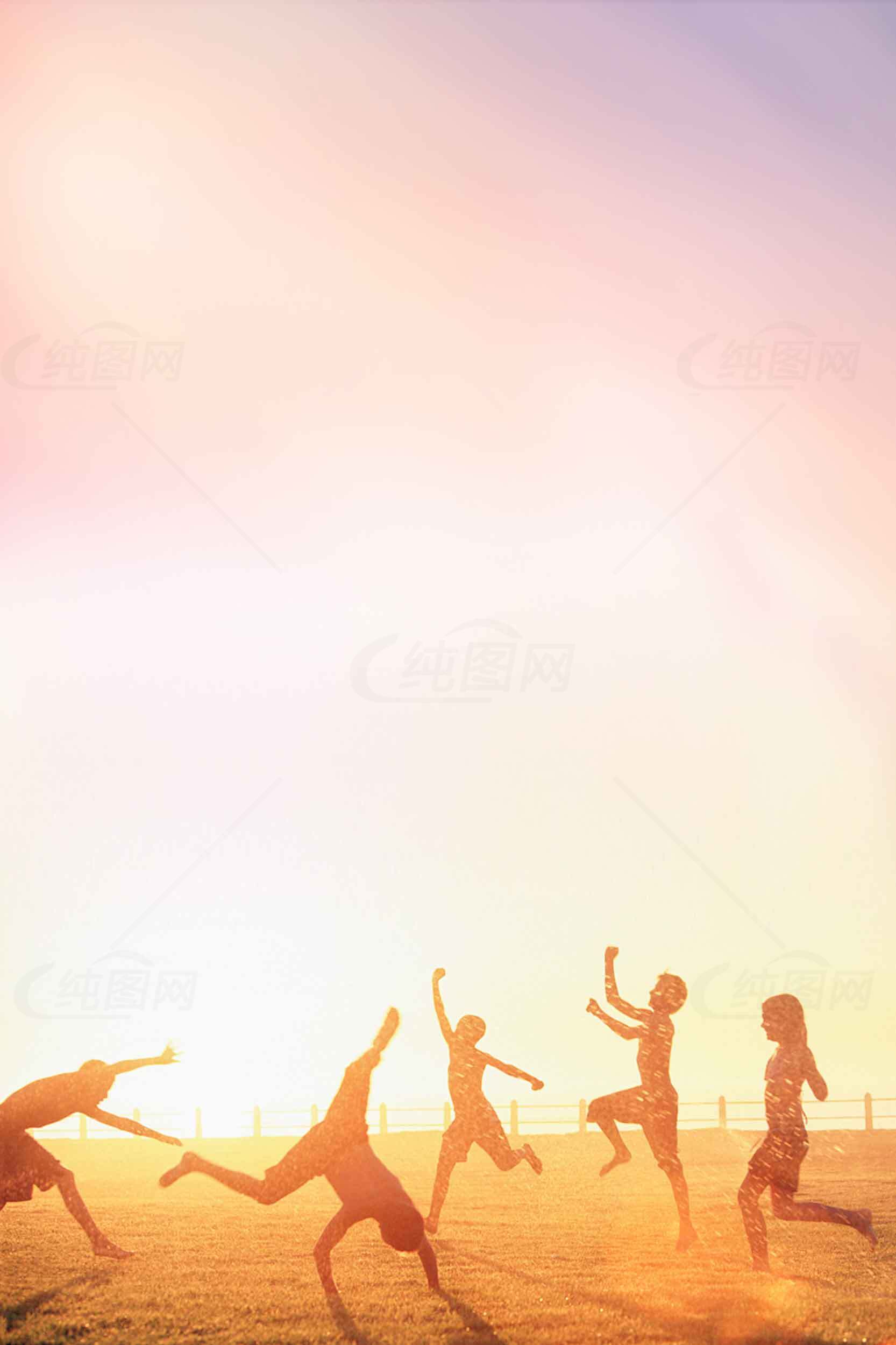 夕阳下的欢乐时光：草地上的青春活力素材