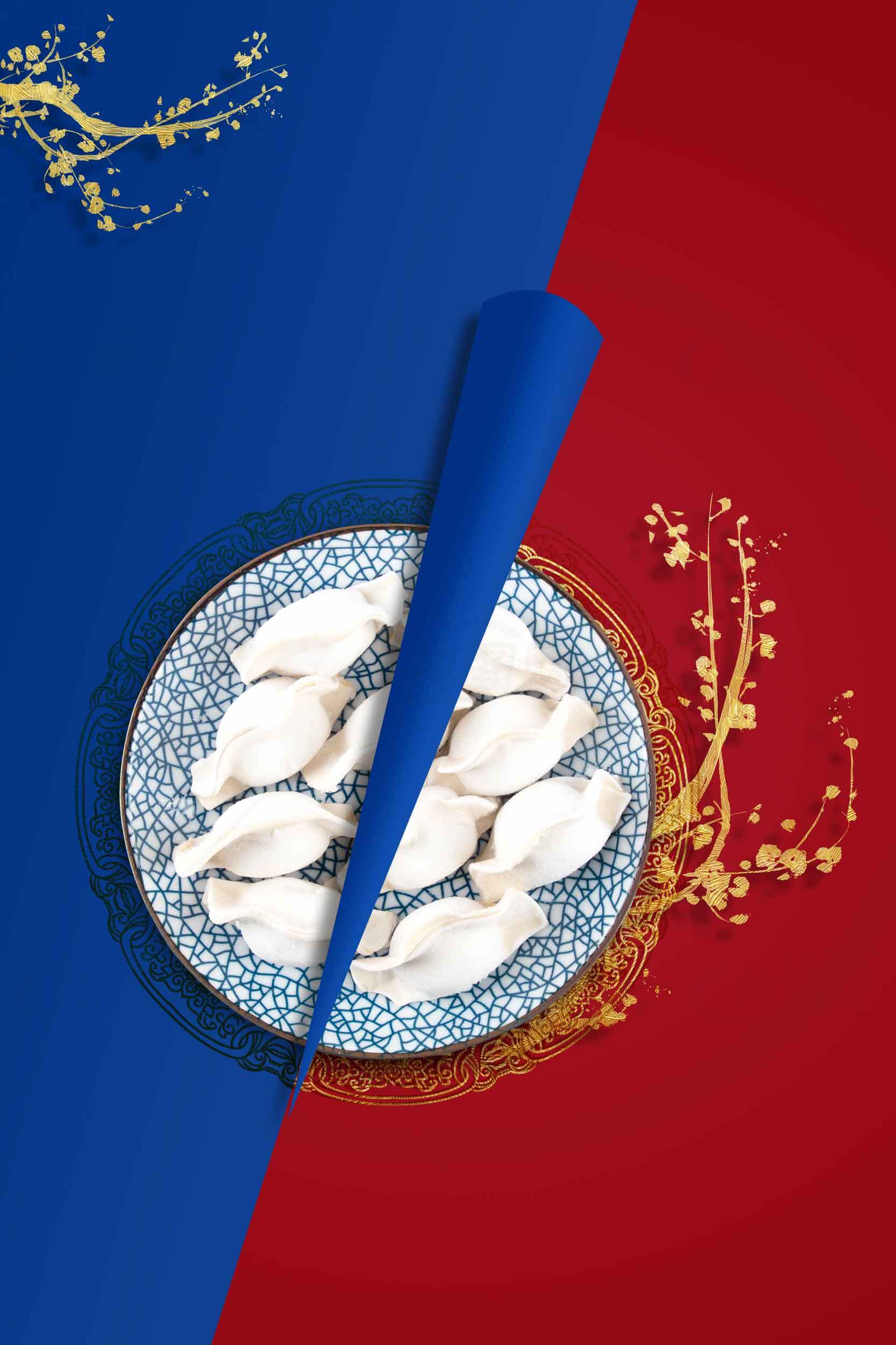 创意红蓝背景下的精美水饺摆盘图片素材