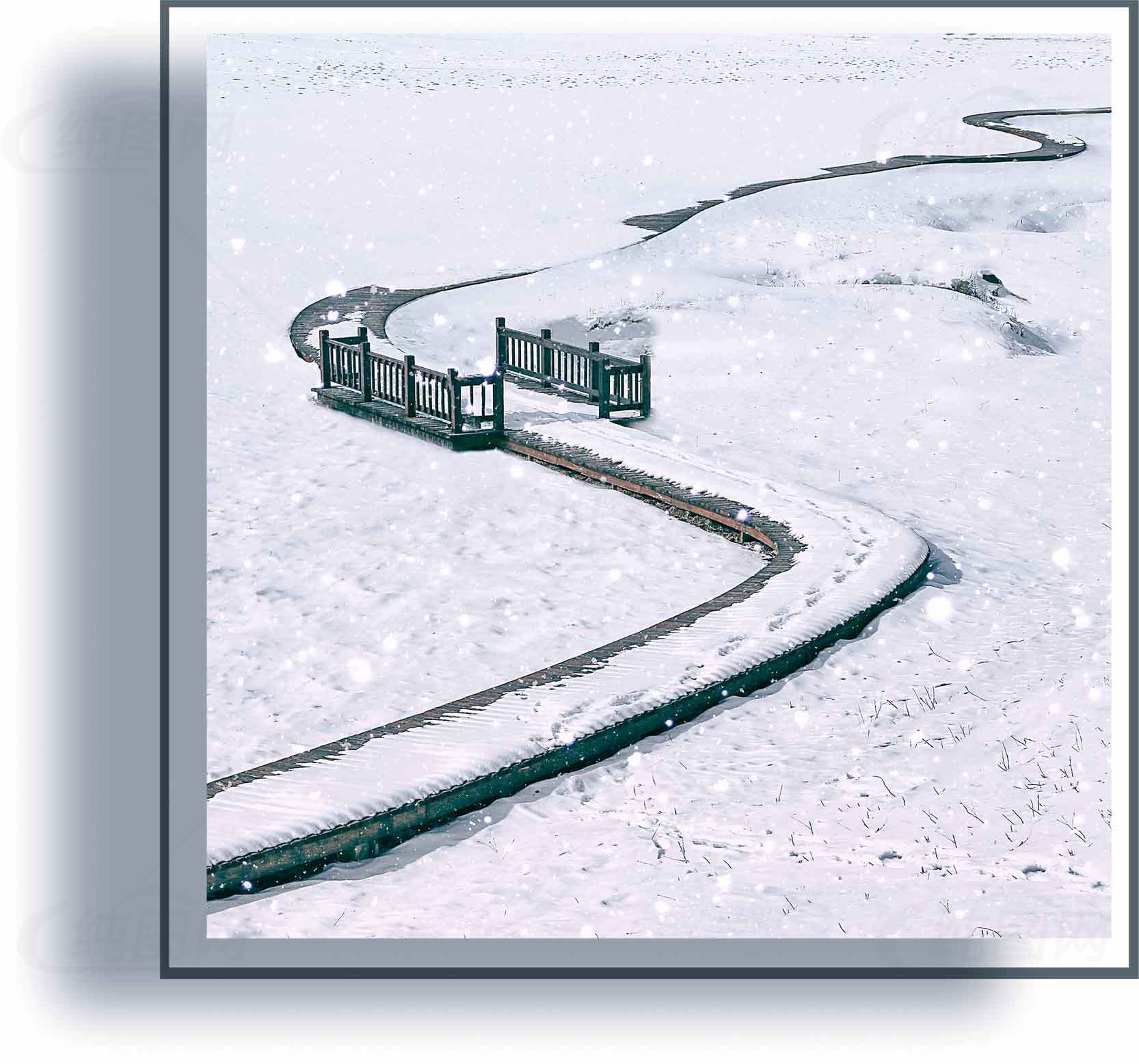 冬季雪景中的蜿蜒小桥与小溪素材